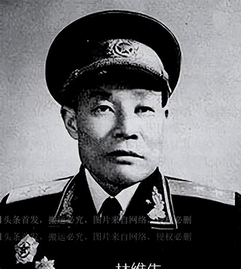 "危险"符号与鼠标光标点击可疑链接的组合警示图片
